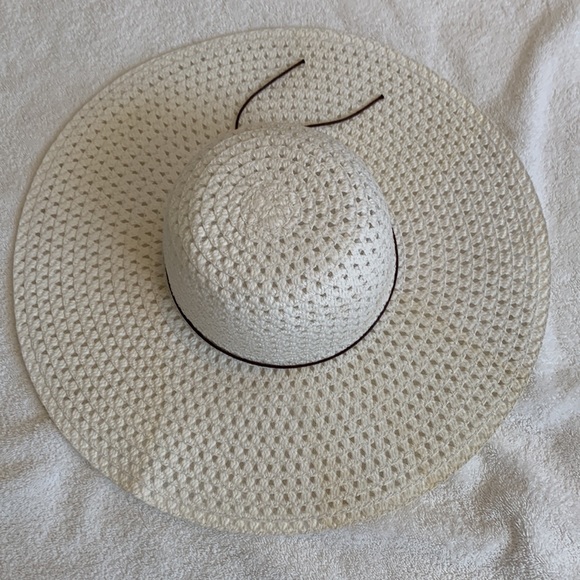 2 Hats - Picture 5 of 9